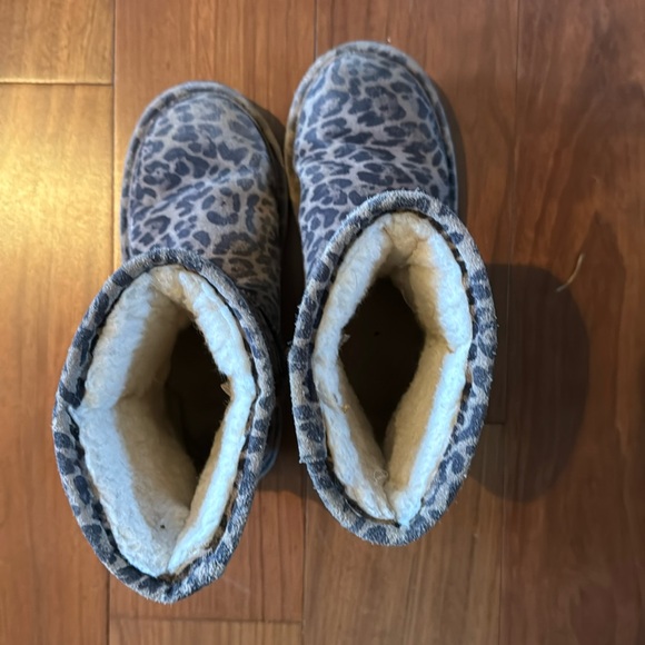 Bearpaw Leopard Print Kids’ Boot, size 2. - Picture 2 of 5